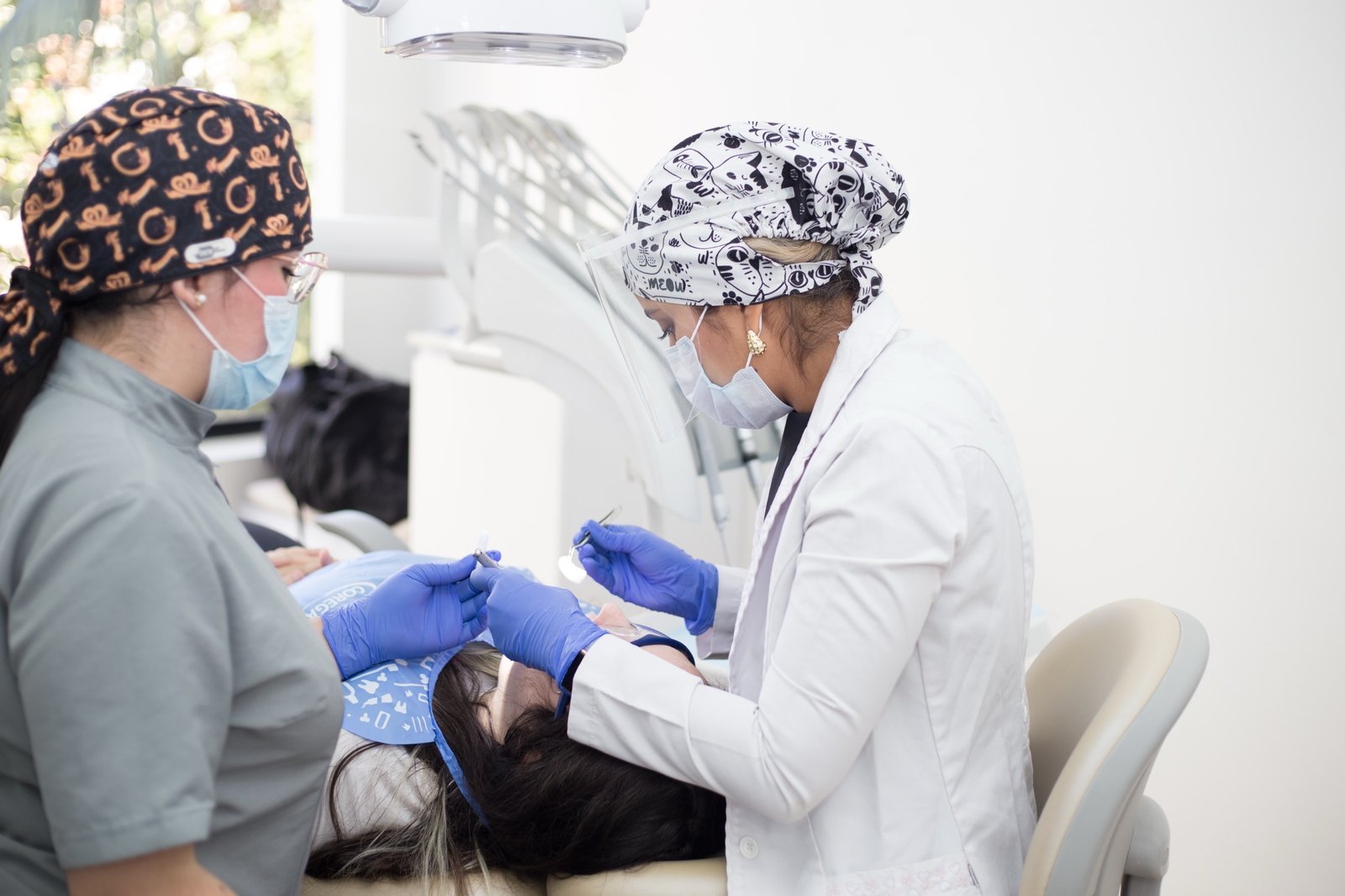 Equipo de Oralmaax atendiendo a un paciente real en el consultorio, Medellín