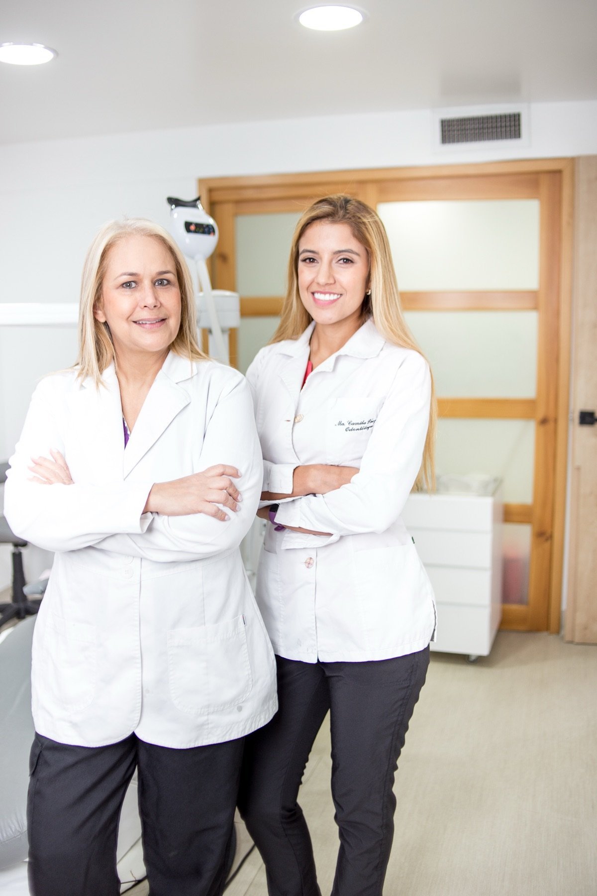 Dos especialistas de Oralmaax en consultorio
